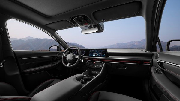 Hyundai SONATA, Красные акцентные элементы на центральных воздуховодах.